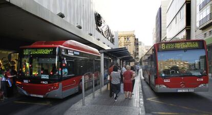 Dos autobuses, este viernes, en una parada en el centro de Valencia.