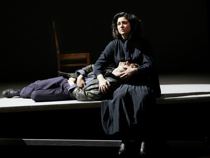 Un momento de 'Tránsito' con María Miró y Pablo García. JESÚS UGALDE