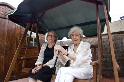 Junio de 2007. Las escritoras Juana Salabert (i) y Ana María Matute, durante una entrevista en Barcelona.