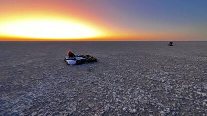 Ver amanecer desde tu colchoneta-cama es una de las mejores experiencias de esta excursión.