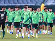 Jugadores de la selección de México en entrenamiento, en el estadio Soldier Field en Chicago, este lunes.