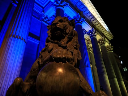 Fachada del Congreso de los Diputados iluminada, el pasado miércoles, con los colores de la bandera ucraniana en rechazo a la injerencia de Rusia.