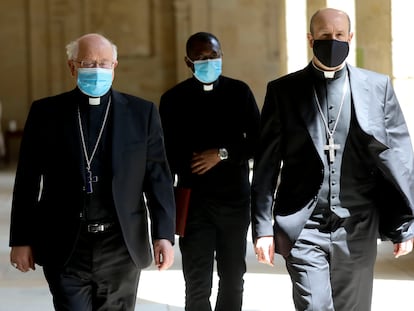 Julián Barrio, arzobispo de Santiago (izquierda), sale de la rueda de prensa en la que se anunció el nombramiento de Jesús Fernández (derecha) como obispo de Astorga.