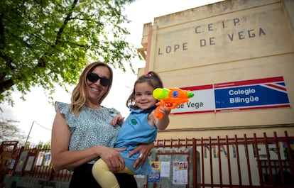 Rosa Cervera y Estela, a mediados de mayo, cuando ya sabían que la niña será alumna del Lope de Vega de Leganés. 