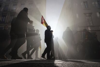 Un grupo de manifestantes, durante una marcha en Lyon (Francia), el jueves 16 de enero.