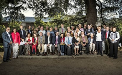 FOTO DE FAMILIA DE LA FILOSOFÍA ESPAÑOLA. El filósofo Javier Muguerza, fallecido el 10 de abril, recibió este miércoles un homenaje en la Residencia de Estudiantes, en Madrid, en el que se recordó su gran talla humana e intelectual. En el acto participaron numerosos colegas y amigos como Adela Cortina, Amelia Valcárcel, Fernando Savater, Emilo Lledó o Manuel Cruz, entre otros.