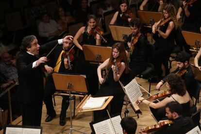 Juanjo Mena dirige a la Joven Orquesta Nacional de España en el Auditorio Nacional.