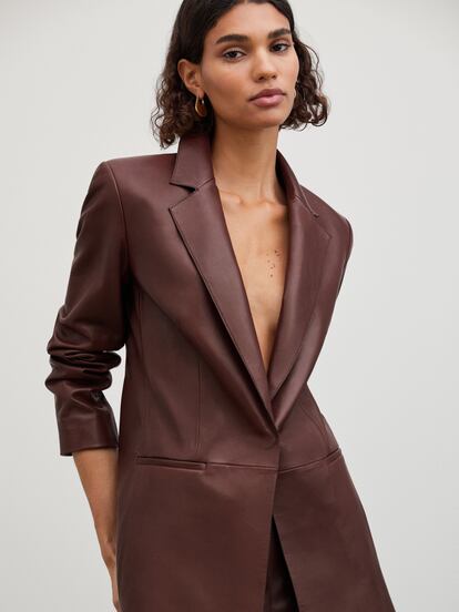 Una americana de piel es ese básico atemporal que resistirá al eterno vaivén de las tendencias. En color marrón chocolate, este diseño de Massimo Dutti funcionará tanto con jeans, vestidos o pantalones de traje. (249€)