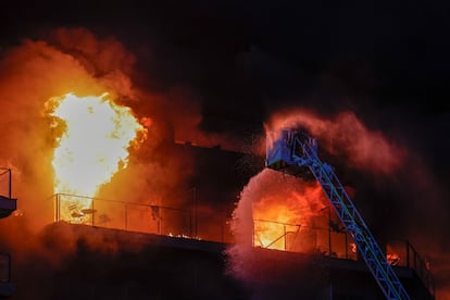 Bomberos trabajan en el incendio declarado en el barrio de Campanar. 