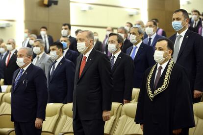 El presidente turco, Recep Tayyip Erdogan (centro), asiste a la jura del cargo de un miembro del Tribunal Constitucional el pasado 9 de junio.