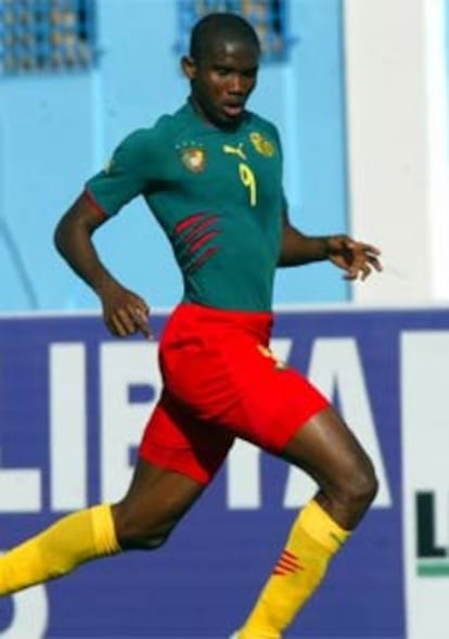 Etoo, en la pasada Copa de África, con el uniforme de una sola pieza y sin mangas.
