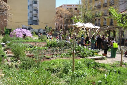 Esta es una plaza empezó en el año 2008 cuando un grupo de vecinos del barrio de Lavapiés transformaron un solar de 1.400 metros cuadrados en un espacio ajardinado para el disfrute colectivo.