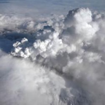 Vista aérea de la nube de cenizas procedente de la erupción de un volcán subterráneo bajo el glaciar Eyjafjälla, al sur de Islandia