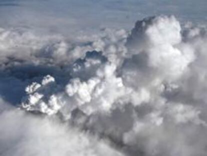 Vista aérea de la nube de cenizas procedente de la erupción de un volcán subterráneo bajo el glaciar Eyjafjälla, al sur de Islandia