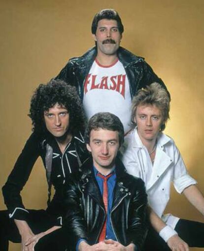 Queen, con Jhon Deacon en el centro.