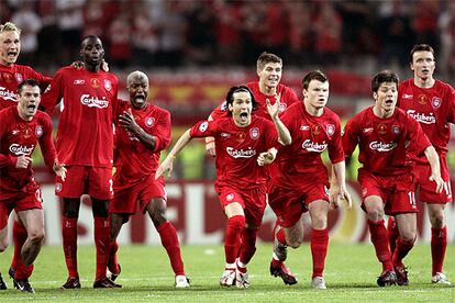 El Liverpool consiguió en el estadio de Estambul su quinto título en la máxima competición continental. La alineación, incluidos los suplentes, de este momento histórico fue la siguiente: Dudek , Finnan, Hyypia, Carragher, Traore, Luis García, Gerrard, Xabi Alonso, Riise, Kewell, Baros, Smicer, Hamann y Cisse.