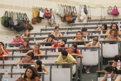 Andalucía quiere convocar 2.000 plazas docentes en 2012. En la imagen, una oposición en Córdoba.