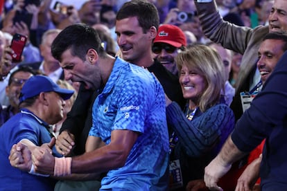 Djokovic celebra la victoria junto a su madre.