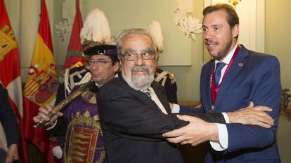 Tomás Rodríguez Bolaños felicita a Óscar Puente tras ser investido este último como alcalde de Valladolid.