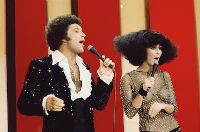 El cantante galés durante una actuación con Cher en los años setenta.
