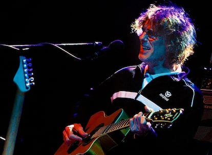 El cantante argentino Luis Alberto Spinetta presenta "Electroacustik" en el teatro Teleton, de Santiago de Chile, en 2004. Spinetta falleció en 2012.