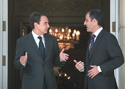 Francisco Camps conversa con el presidente del Gobierno en La Moncloa antes de la reunión.