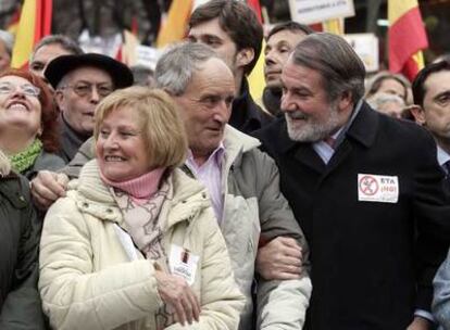 Los padres de Miguel Ángel Blanco y el eurodiputado del PP Jaime Mayor Oreja.