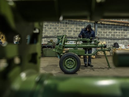 Un empleado de una fábrica de armamento en Ucrania trabaja en el montaje de un mortero.