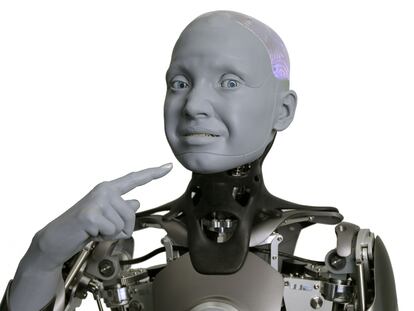 Ameca es un robot hiperrealista de rostro grisáceo e inquietantes ojos azules creado por la compañia Engineered Arts Limited.