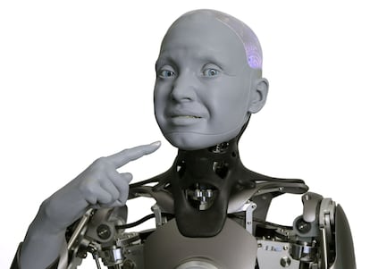 Ameca es un robot hiperrealista de rostro grisáceo e inquietantes ojos azules creado por la compañia Engineered Arts Limited.