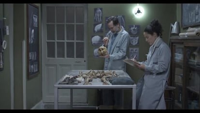Los actores Paul Vega e Isabel Gaona en una escena de ‘NN’, un filme sobre los más de 15.700 desaparecidos en la guerra interna de Perú.