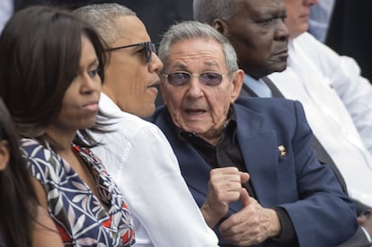 First Lady Michelle Obama, US President Barack Obama and Cuban President Raúl Castro at the baseball game.