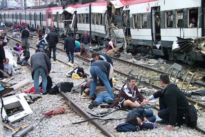 Madrid, 8 de febrero. Las <i>drag queens</i> Diossa (d) y Malyzzia en la estación de metro de Chueca.