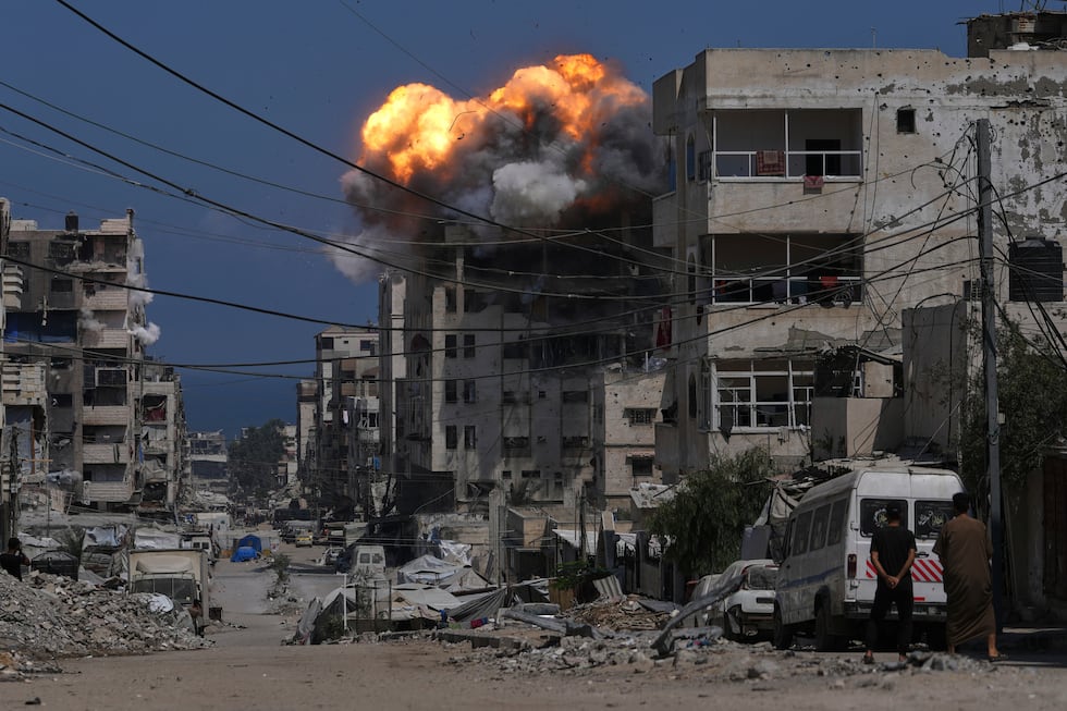 Una columna de humo se levanta tras un ataque israelí contra Ciudad de Gaza, este lunes. 