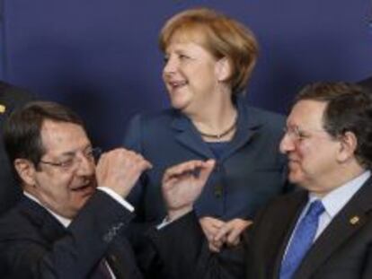 El presidente de Chipre, Nicos Anastasiade, la canciller alemana, Angela Merkel, y el presidente de la Comisi&oacute;n Europea, Jos&eacute; Manuel Durao Barroso, en la foto de familia tomada de la cumbre europea celebrada este jueves.