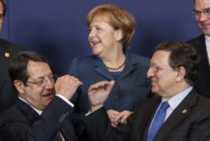 El presidente de Chipre, Nicos Anastasiade, la canciller alemana, Angela Merkel, y el presidente de la Comisi&oacute;n Europea, Jos&eacute; Manuel Durao Barroso, en la foto de familia tomada de la cumbre europea celebrada este jueves.