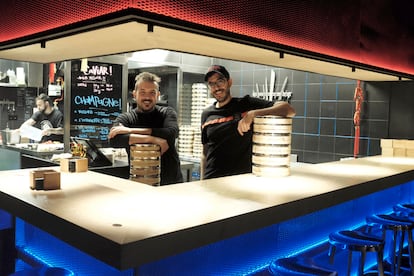 Los cocineros Fernando Moreno y Gonzalo García en la barra de Haranita, en Madrid.