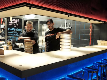 Los cocineros Fernando Moreno y Gonzalo García en la barra de Haranita, en Madrid.