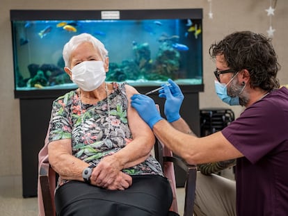 Una mujer recibe la vacuna de Pfizer-BioNTech en Lucerna, Suiza, esta mañana.