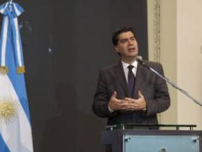 Fotografía cedida por la Presidencia Argentina en la que se observa al jefe de gabinete argentino Jorge Capitanich durante una rueda de prensa en la Casa Rosada en Buenos Aires (Argentina). EFe