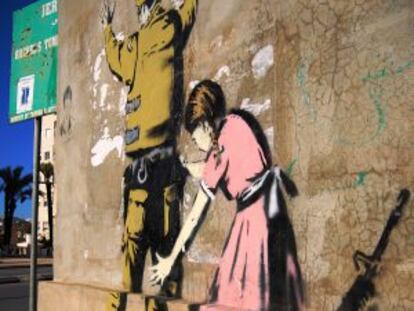 Un grafiti del artista británico Banksy en la ciudad de Belén, en Cisjordania (Palestina).