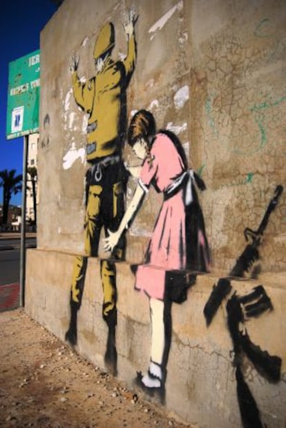 Un grafiti del artista británico Banksy en la ciudad de Belén, en Cisjordania (Palestina).