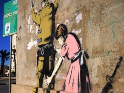 Un grafiti del artista británico Banksy en la ciudad de Belén, en Cisjordania (Palestina).