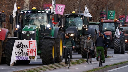 Decenas de tractores permanecen en el centro de Barcelona, el 8 de febrero. 
