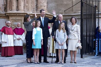 Los reyes Felipe y Letizia y los eméritos Juan Carlos y Sofía, la princesa Leonor y la infanta Sofía, en el tradicional posado en la catedral de Palma de Mallorca tras la misa del Domingo de Resurrección de 2018. Ese día se produjo el rifirrafe entre doña Letizia y doña Sofía.