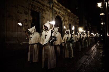 La imagen recorre las calles de Zamora, en la madrugada del lunes al martes, saliendo de la Iglesia de San Vicente Mártir.