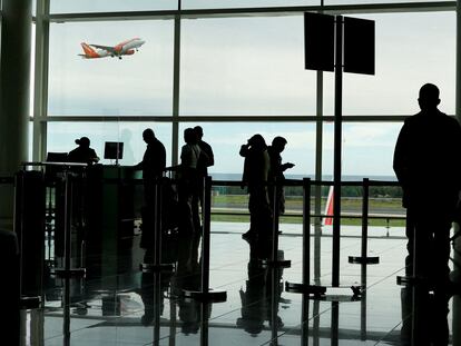 Varias personas en la cola de embarque de un vuelo en el aeropuerto Josep Tarradellas Barcelona–El Prat, el 15 de octubre.