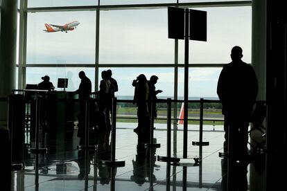 Varias personas en la cola de embarque de un vuelo en el aeropuerto Josep Tarradellas Barcelona–El Prat, el 15 de octubre.