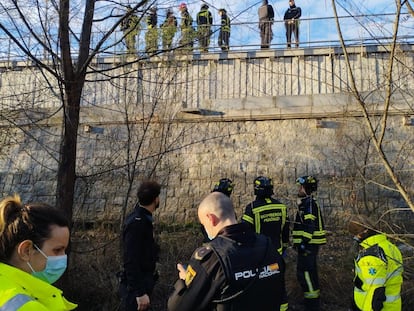Agentes de policía, Samur y bomberos, durante el rescate del cadáver hallado bajo el puente de Toledo.