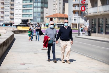 Varias personas pasean por el Paseo Marítimo de Sanxenxo, en Pontevedra, Galicia, en marzo pasado.